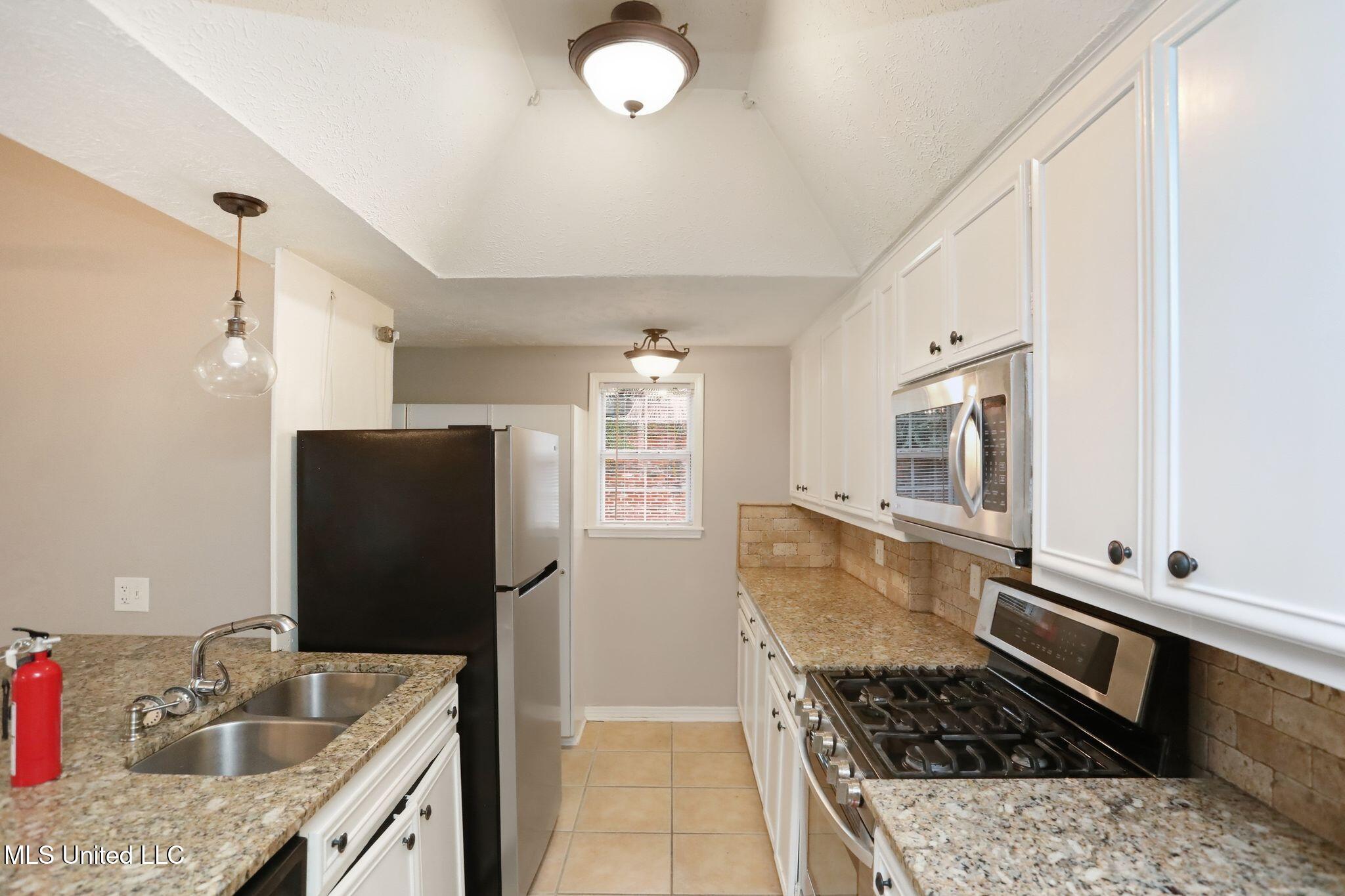 3527 Edmar Place Jackson, MS 39216 - Photo 21 of 61 28_3527_Edmar_Pl_Jackson_MS_39216-Kitche