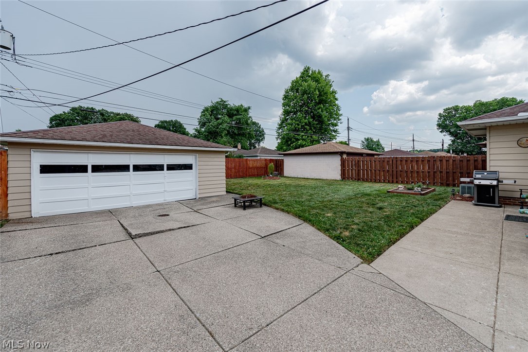 7339 Oakwood Road Parma, OH 44130 - Photo 24 of 28