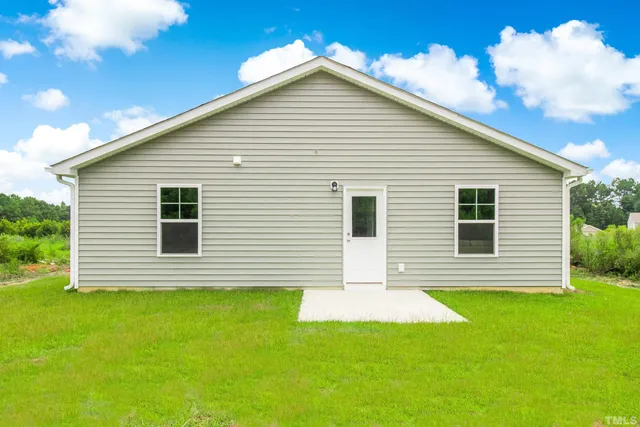 a view of a house with a backyard