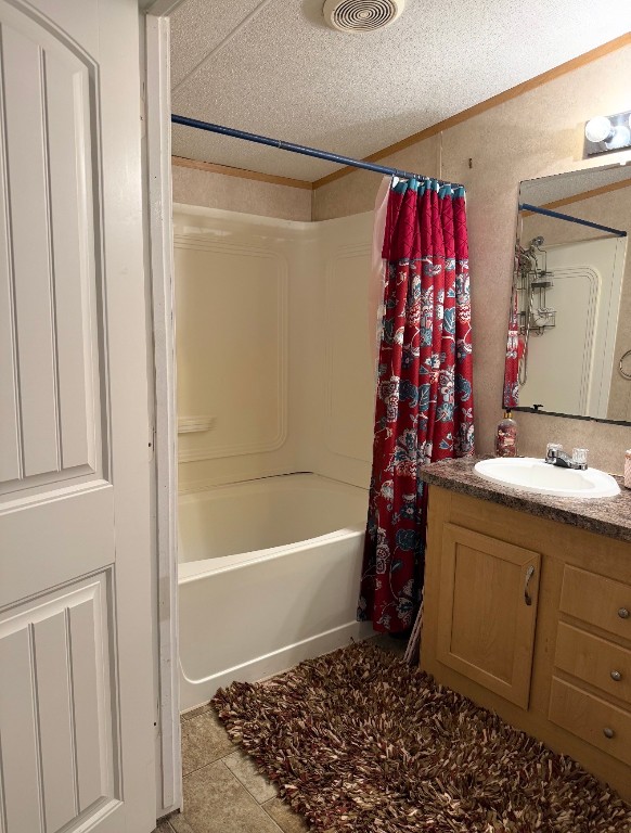 18504 Noyce Road Crosby, TX 77532 - Photo 18 of 24 a bathroom with a bathtub and shower