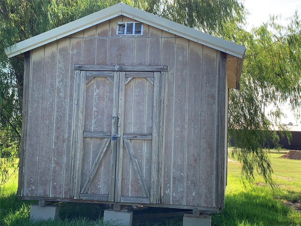 18504 Noyce Road Crosby, TX 77532 - Photo 10 of 24 a backyard of a house