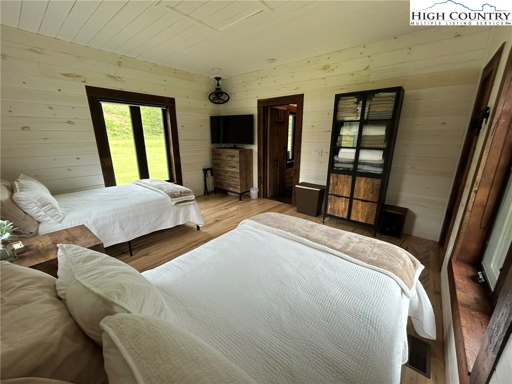 972 West Deep Ford Road Lansing, NC 28643 - Photo 20 of 45 a bedroom with two beds and a large window