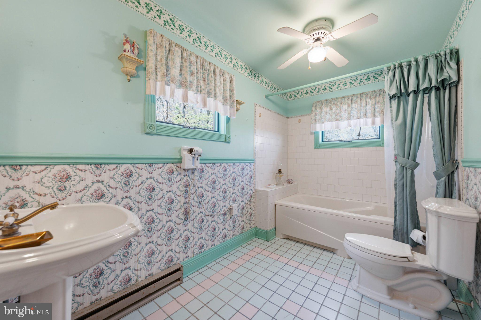 777 Glengary Road Winchester, VA 22603 - Photo 39 of 69 a bathroom with a bathtub sink and a toilet