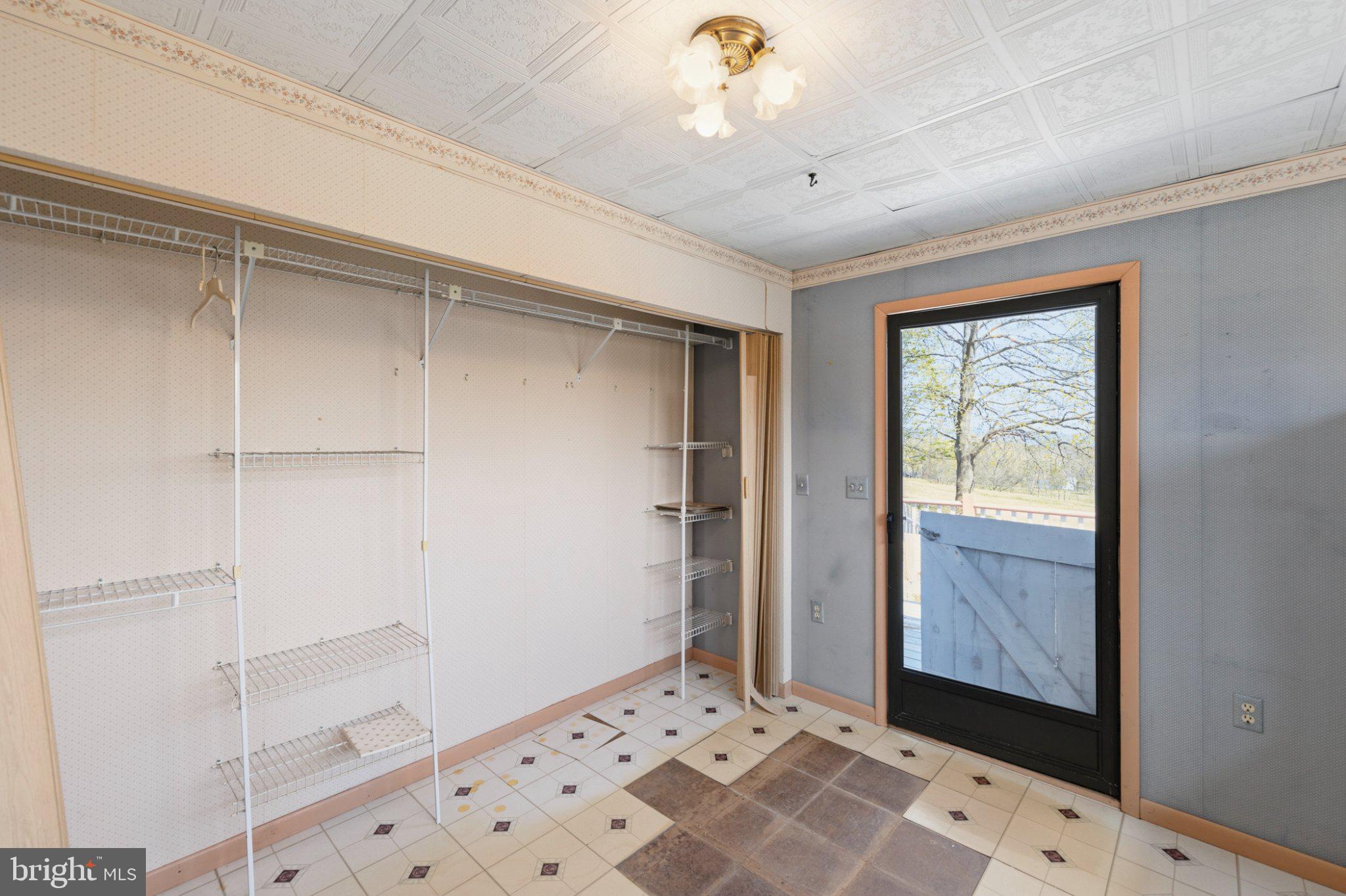777 Glengary Road Winchester, VA 22603 - Photo 61 of 69 Spacious entryway with natural light.