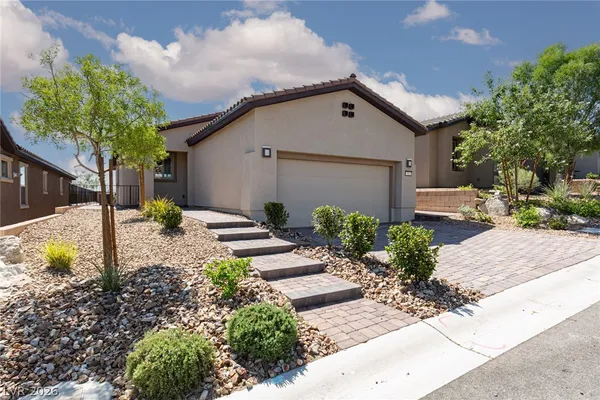 $2,350 | 92 Stone Bluff Lane, Henderson, NV 89011