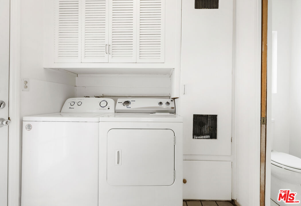 7716 Thousand Oaks Drive Tujunga, CA 91042 - Photo 19 of 34 a utility room with dryer and washer