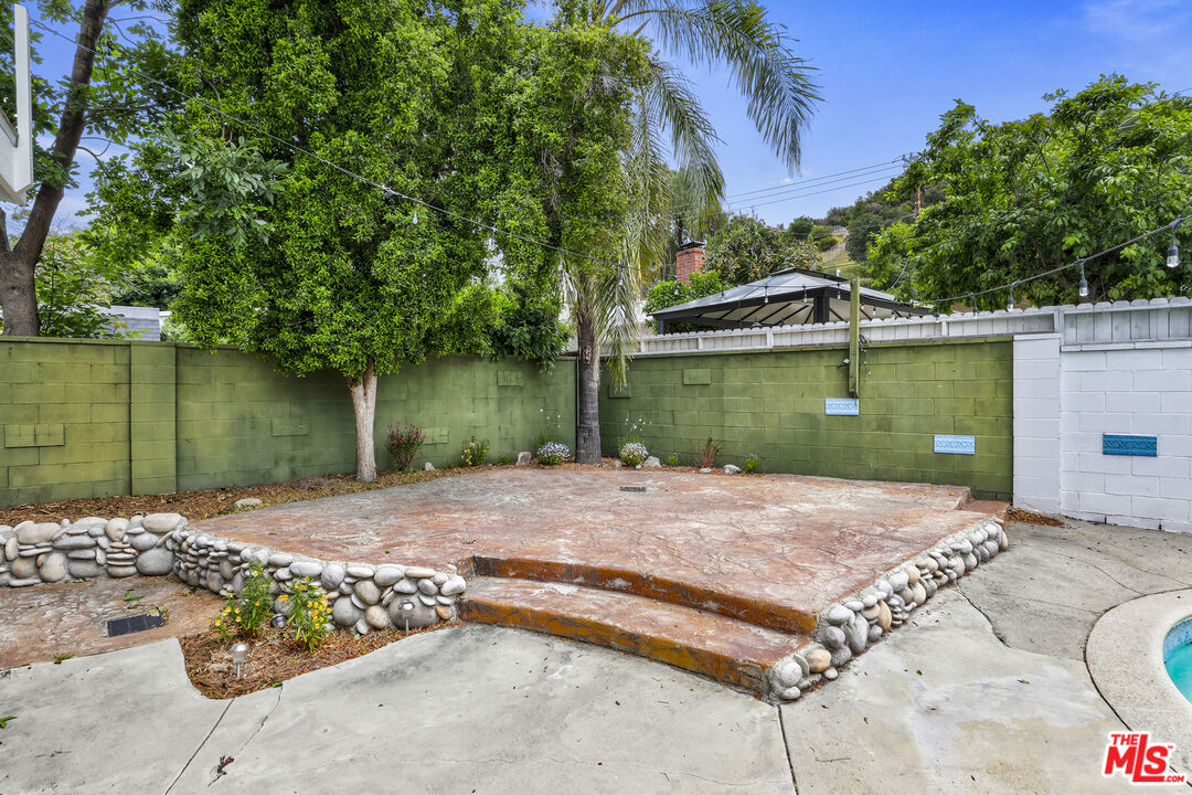 7716 Thousand Oaks Drive Tujunga, CA 91042 - Photo 32 of 34 a view of a backyard of a house