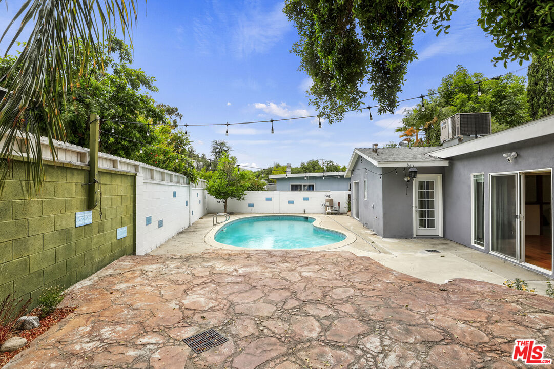 7716 Thousand Oaks Drive Tujunga, CA 91042 - Photo 33 of 34 a view of a backyard