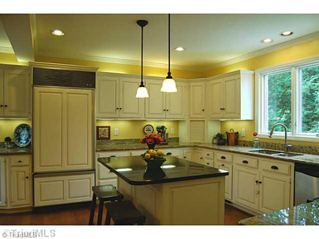 807 Dover Road Greensboro, NC 27408 - Photo 4 of 16 Kitchen.