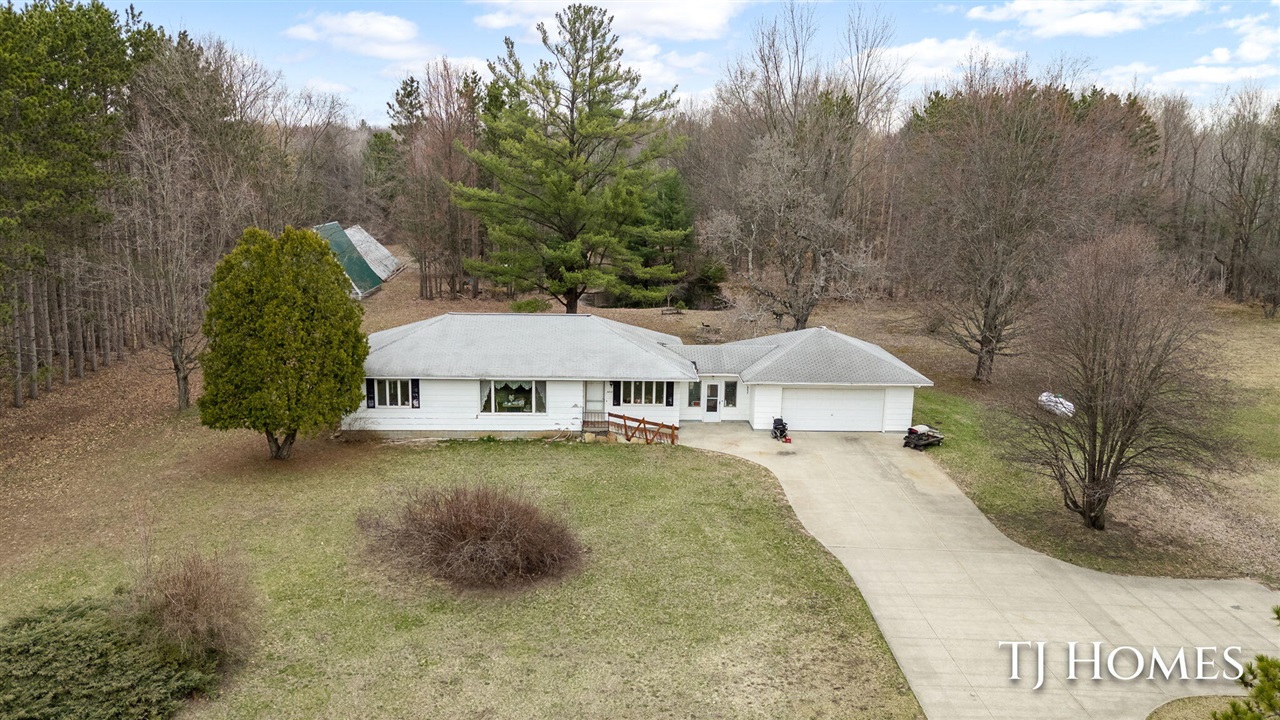 5818 East Sternberg Road Fruitport, MI 49415 - Photo 2 of 45