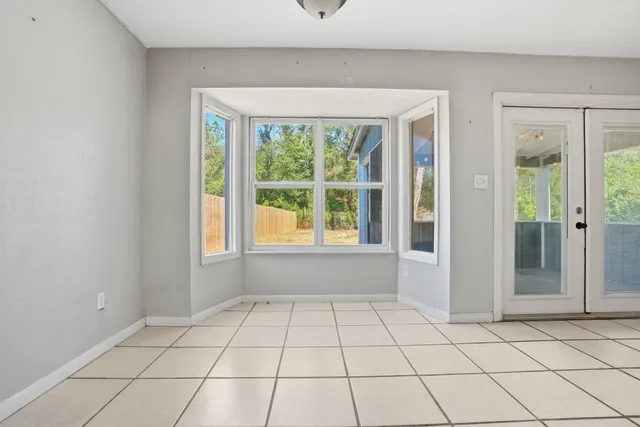 a view of a backyard