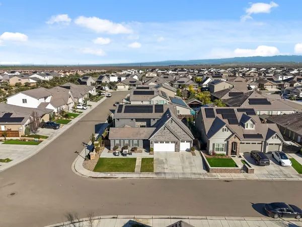 $869,900 | 785 Ponderosa Way, Madera, CA 93636