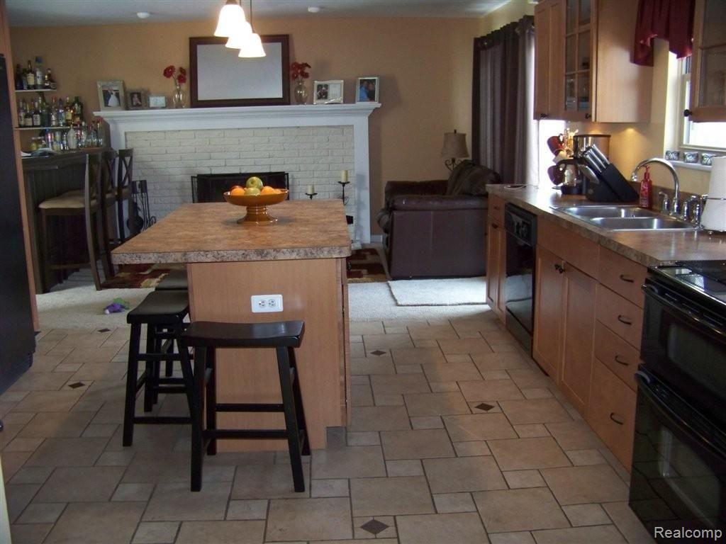 43590 Hanford Road Canton, MI 48187 - Photo 9 of 17 Kitchen into Family Rm.JPG