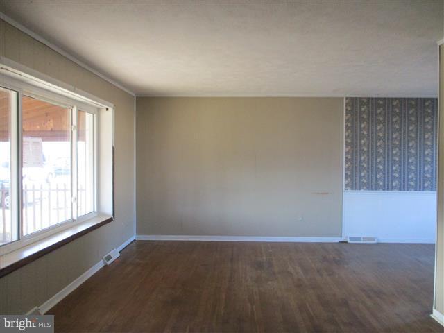 16 Compression Court Baltimore, MD 21220 - Photo 5 of 25 Living Room
