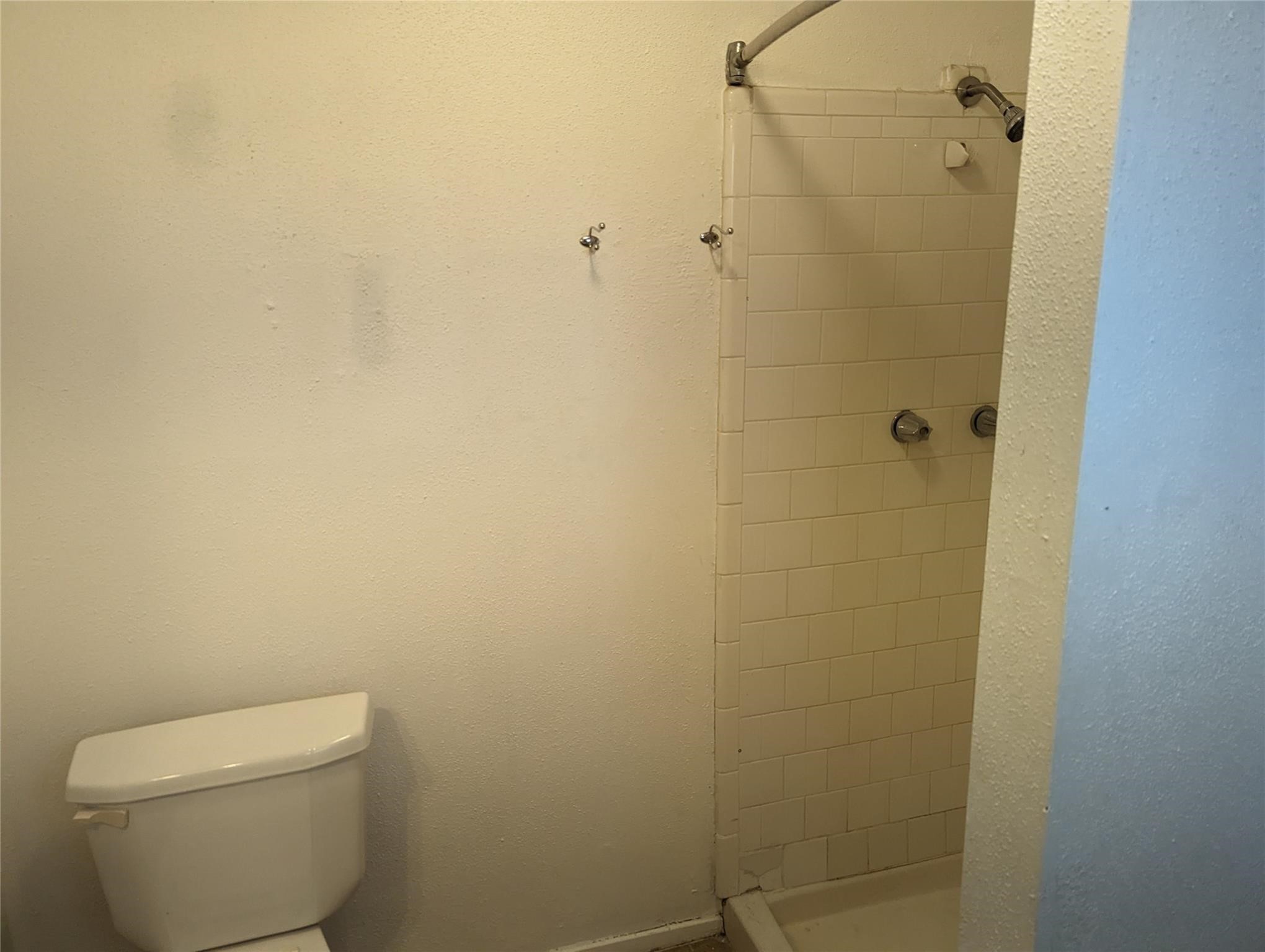 5150 Prairie Ridge Road Houston, TX 77053 - Photo 7 of 14 a bathroom with a toilet and a shower