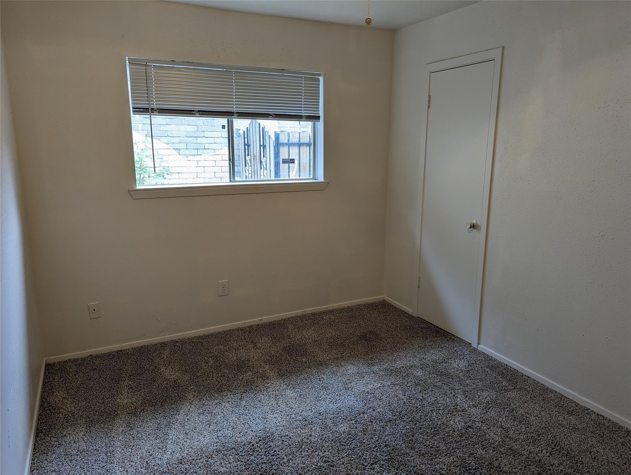 5150 Prairie Ridge Road Houston, TX 77053 - Photo 9 of 14 an empty room with a window