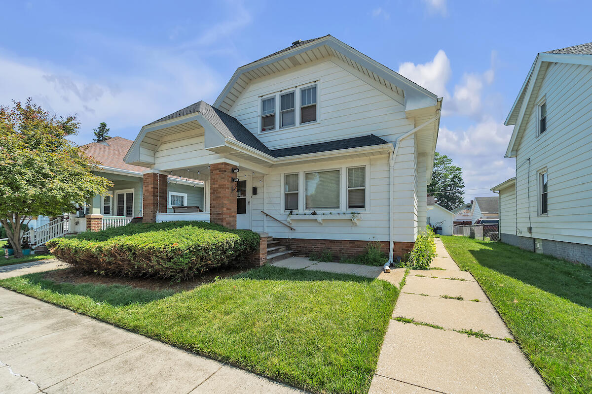 2119 St Clair Street Racine, WI 53402 - Photo 1 of 1 DSC07709