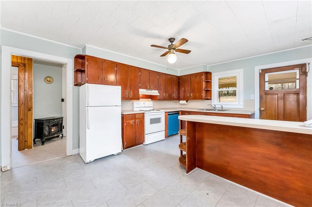 286 Pike Road Moravian Falls, NC 28654 - Photo 10 of 38 Spacious eat-in kitchen with peninsula