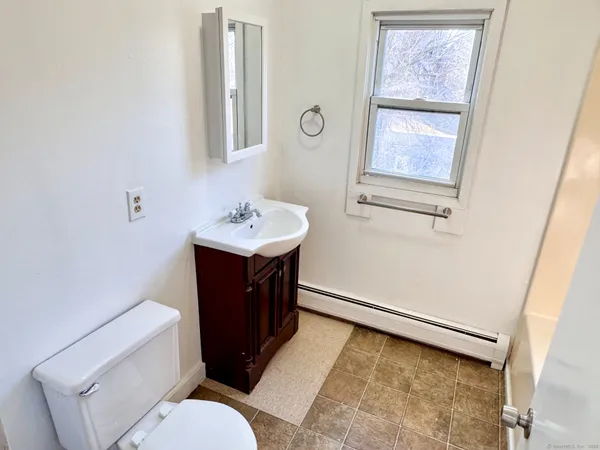 $1,250 | 60 Oak Avenue, Unit 3, Torrington, CT 06790