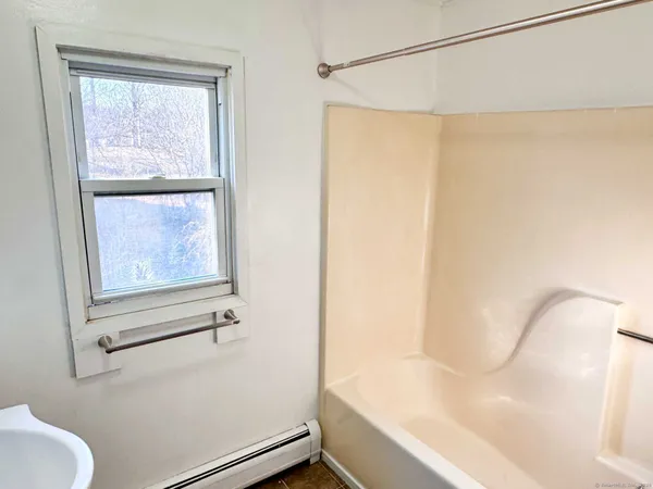 $1,250 | 60 Oak Avenue, Unit 3, Torrington, CT 06790
