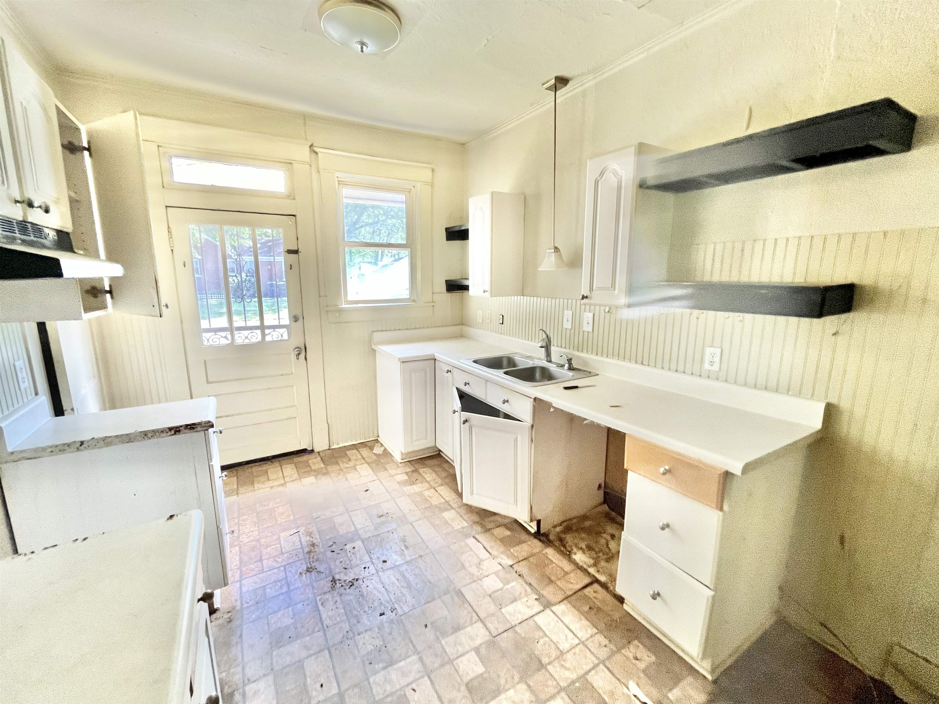 791 E Parkway South Memphis, TN 38104 - Photo 11 of 17 a large white kitchen with a stove a sink and a refrigerator