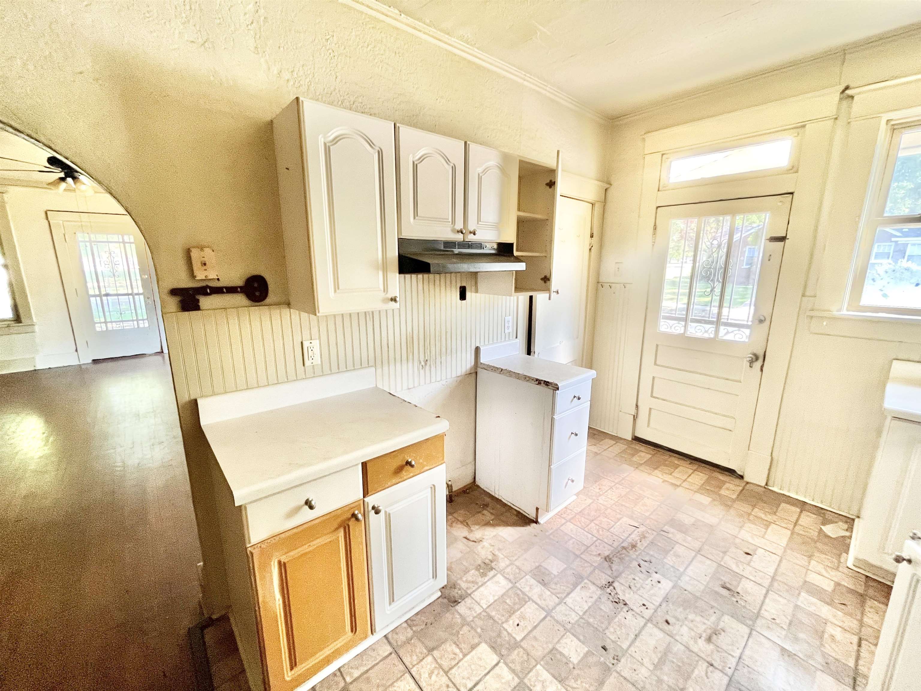 791 E Parkway South Memphis, TN 38104 - Photo 12 of 17 a living room with a couch and a stove top oven