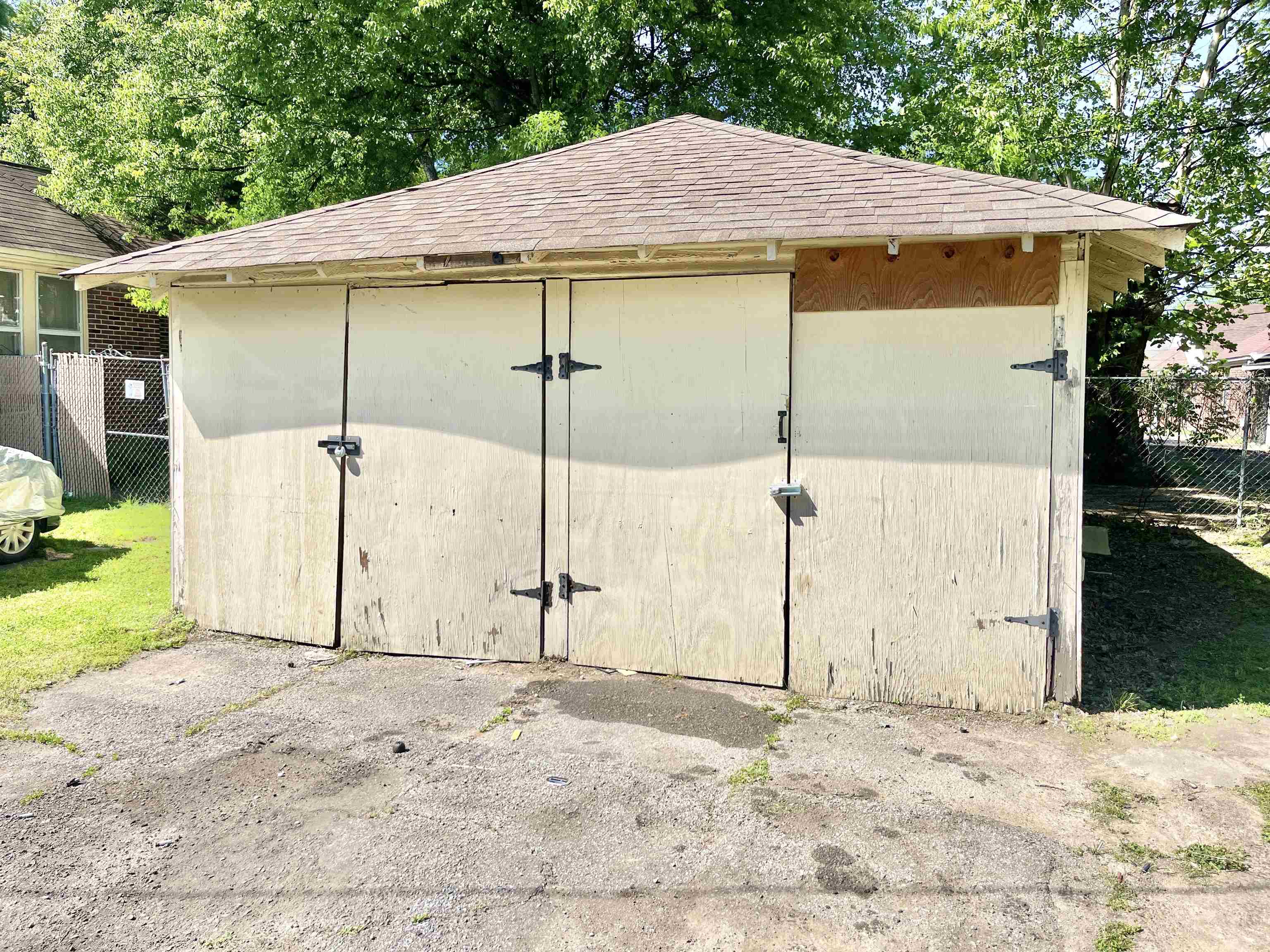 791 E Parkway South Memphis, TN 38104 - Photo 17 of 17 a backyard of a house with a yard and garage