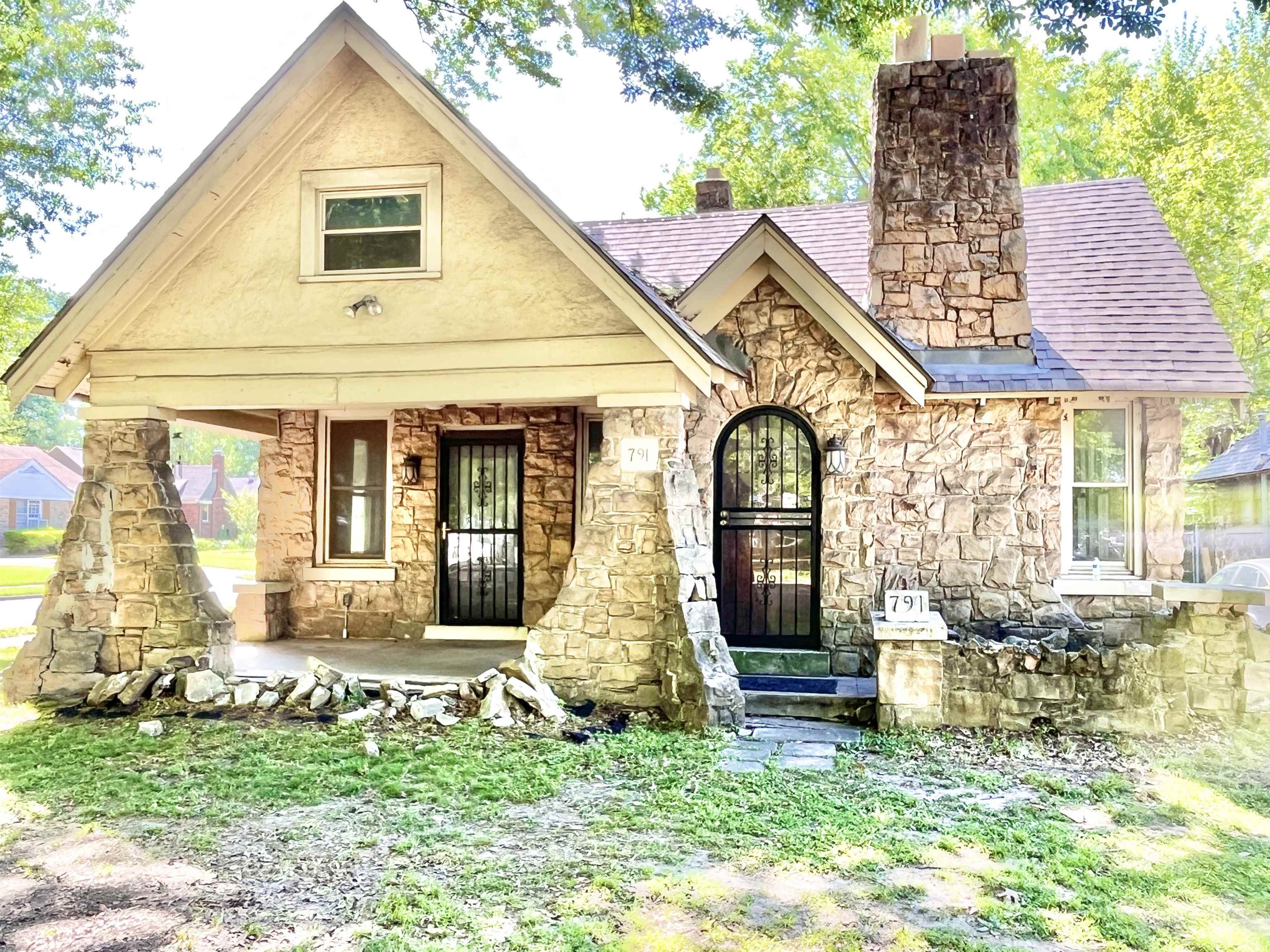 791 E Parkway South Memphis, TN 38104 - Photo 2 of 17 a front view of a house with garden