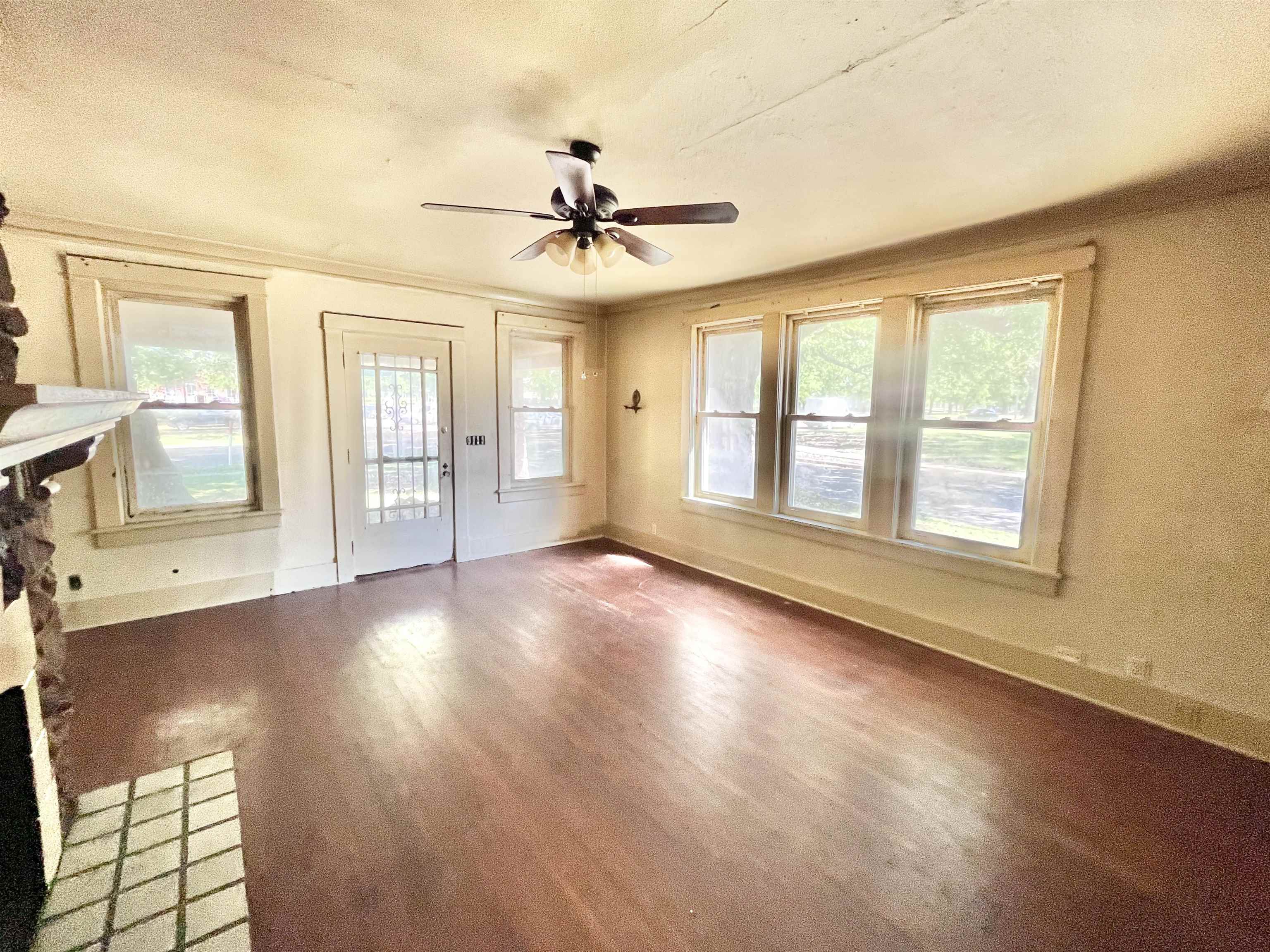791 E Parkway South Memphis, TN 38104 - Photo 3 of 17 a view of an empty room with a window and wooden floor