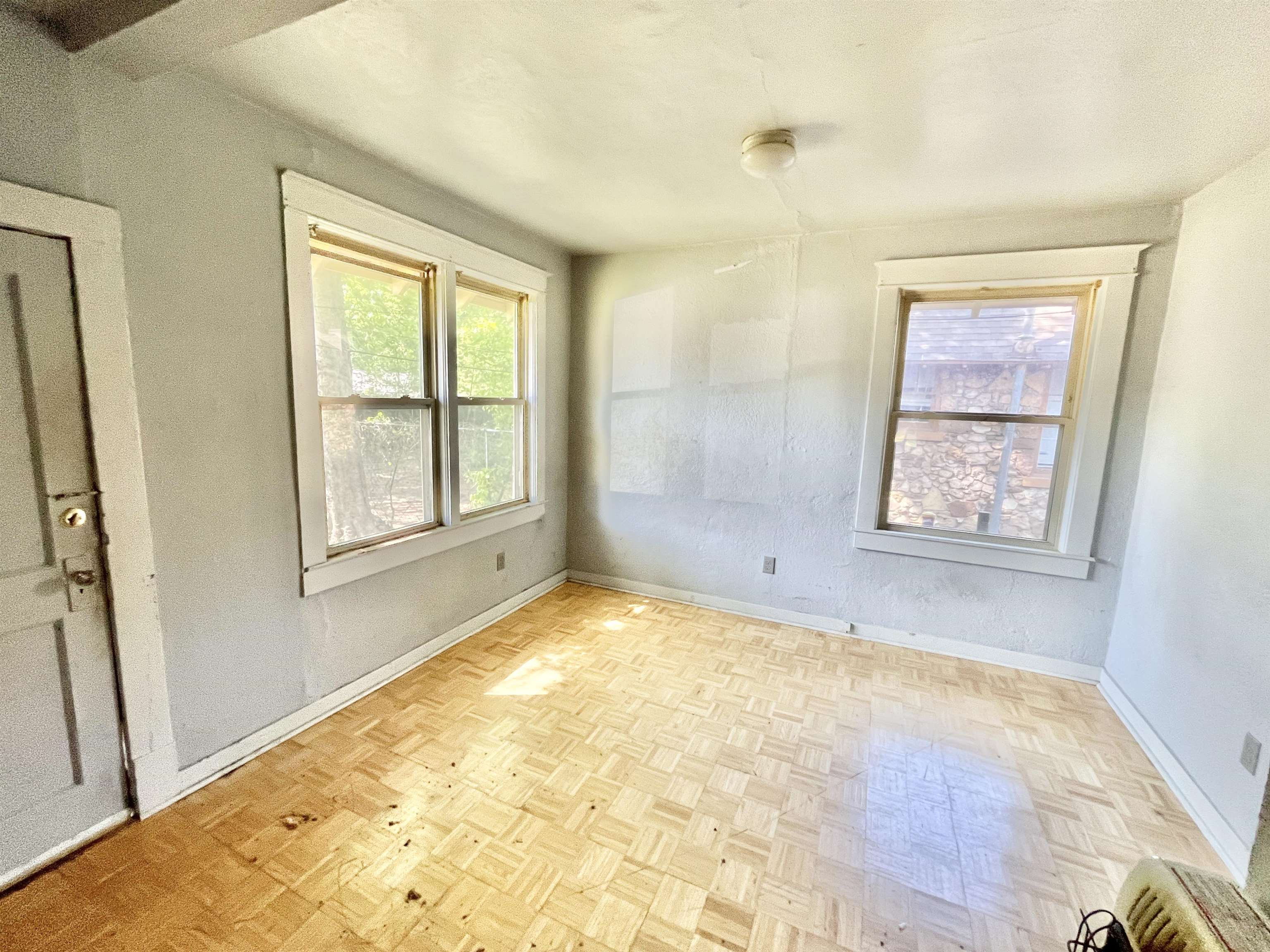 791 E Parkway South Memphis, TN 38104 - Photo 8 of 17 a view of an empty room with a window