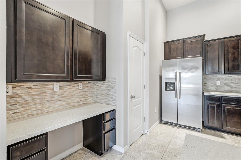 5723 Kingletsound Lithia, FL 33547 - Photo 19 of 33 a bathroom with a sink and a mirror