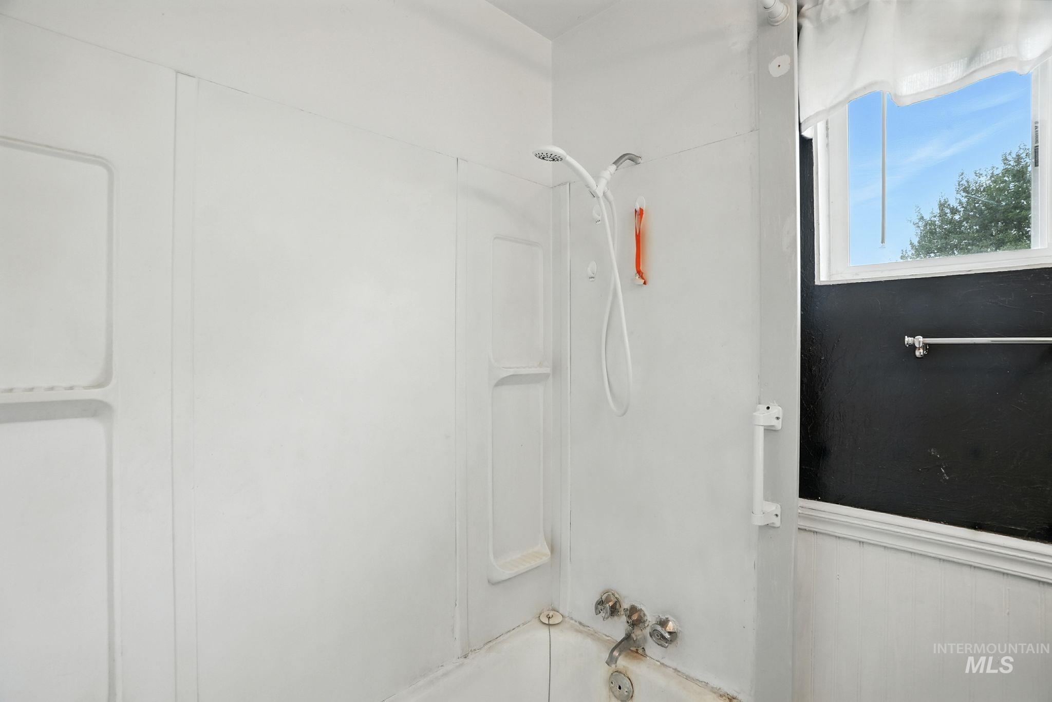 3506 10th Street Lewiston, ID 83501 - Photo 21 of 40 Bathroom featuring washtub / shower combination