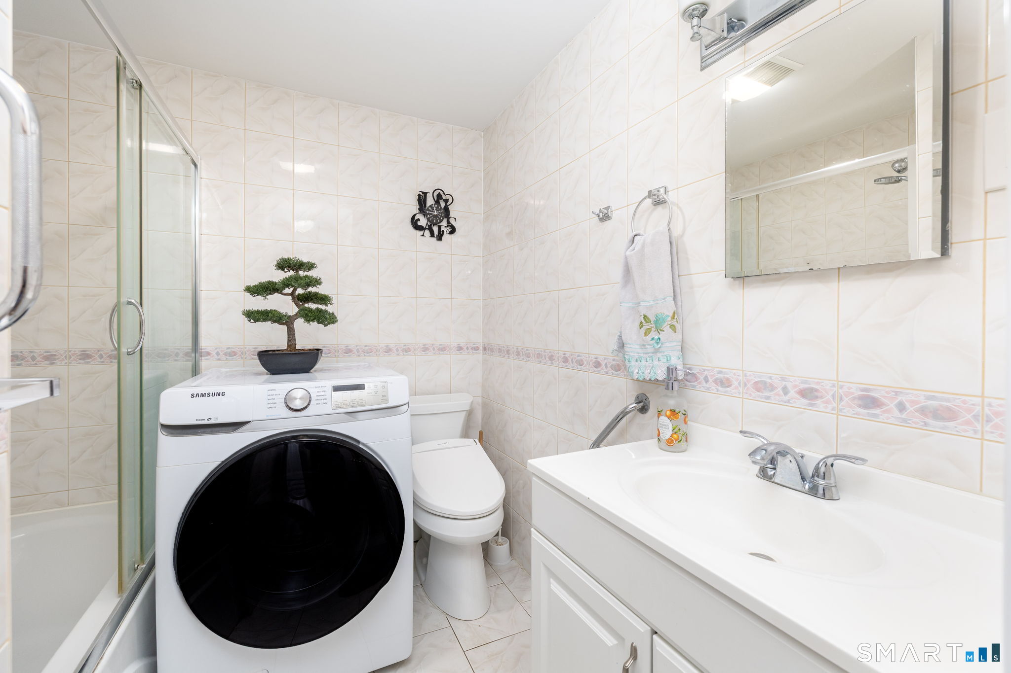 2 Barn Hill Road Bloomfield, CT 06002 - Photo 21 of 40 Full bath with tub shower. Another washer hook up in lower level.