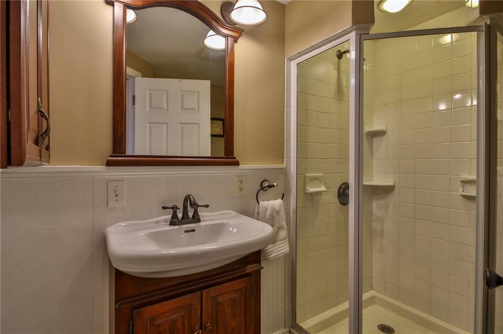809 Crawford Road Pittsburgh, PA 15237 - Photo 13 of 25 Main House Master Bath