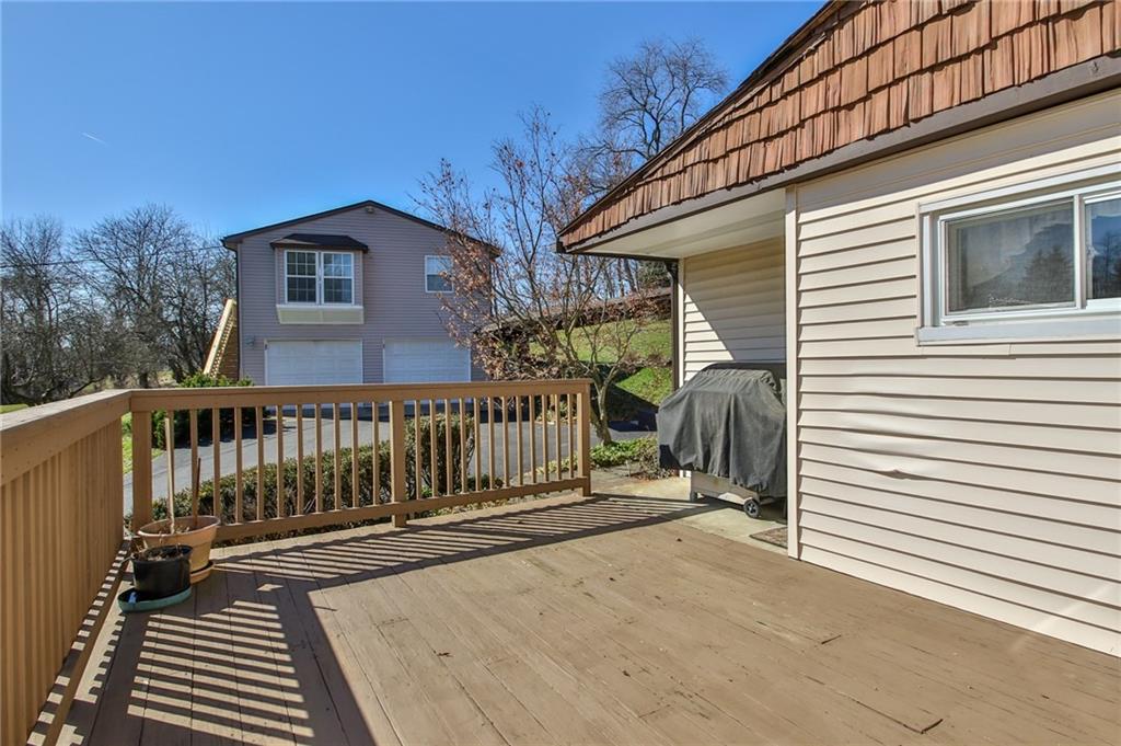 809 Crawford Road Pittsburgh, PA 15237 - Photo 18 of 25 Main House Side Deck