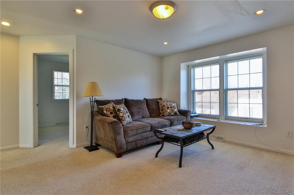 809 Crawford Road Pittsburgh, PA 15237 - Photo 19 of 25 Apartment Living Room