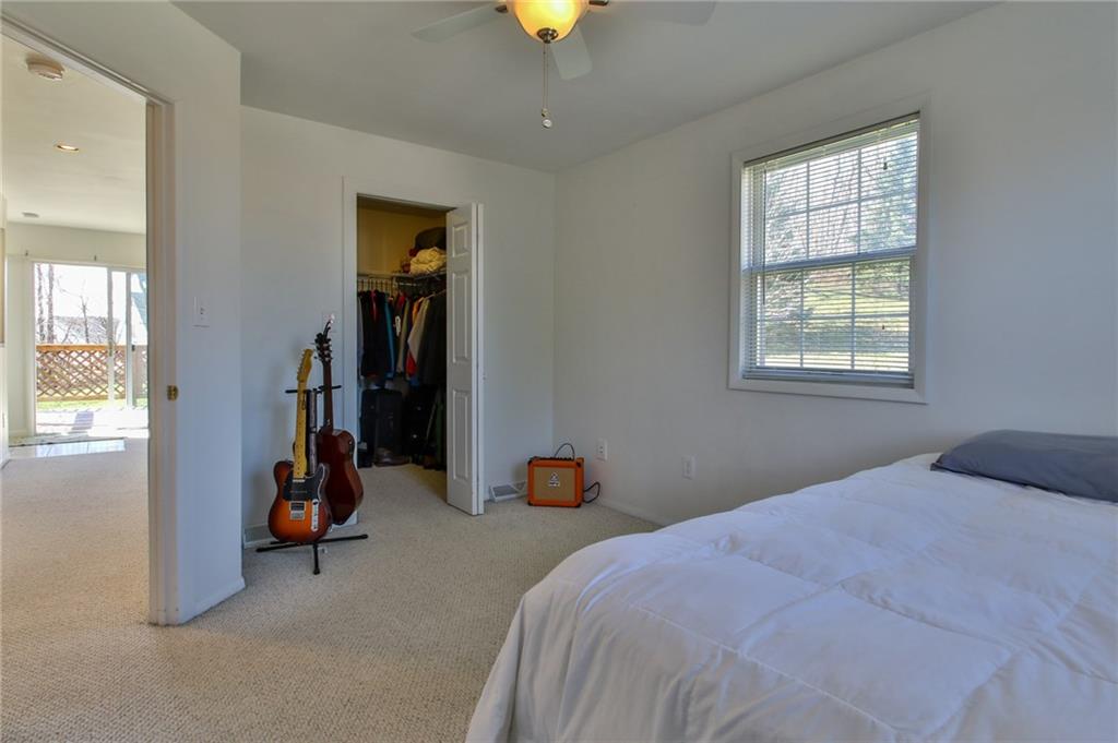 809 Crawford Road Pittsburgh, PA 15237 - Photo 20 of 25 Apartment Bedroom
