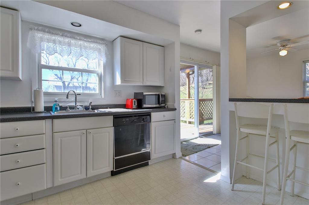 809 Crawford Road Pittsburgh, PA 15237 - Photo 22 of 25 Apartment Kitchen