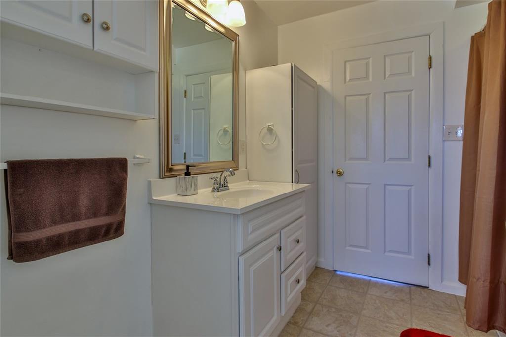 809 Crawford Road Pittsburgh, PA 15237 - Photo 23 of 25 Apartment Full Bathroom