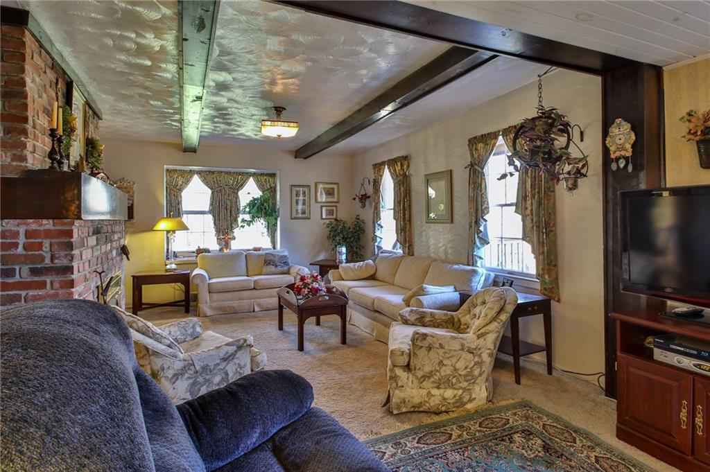 809 Crawford Road Pittsburgh, PA 15237 - Photo 4 of 25 Main House Living Room