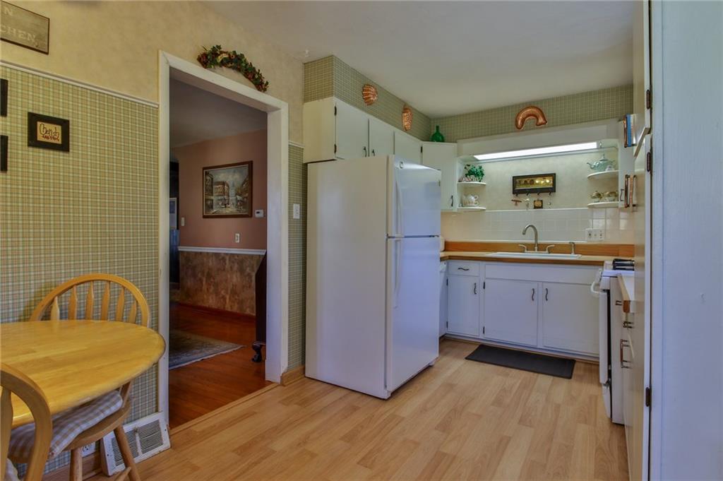 809 Crawford Road Pittsburgh, PA 15237 - Photo 8 of 25 Main House Kitchen