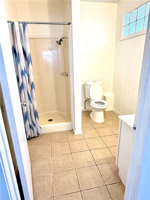 359 6th Street Somerville, TX 77879 - Photo 13 of 17 a bathroom with a granite countertop shower and a toilet