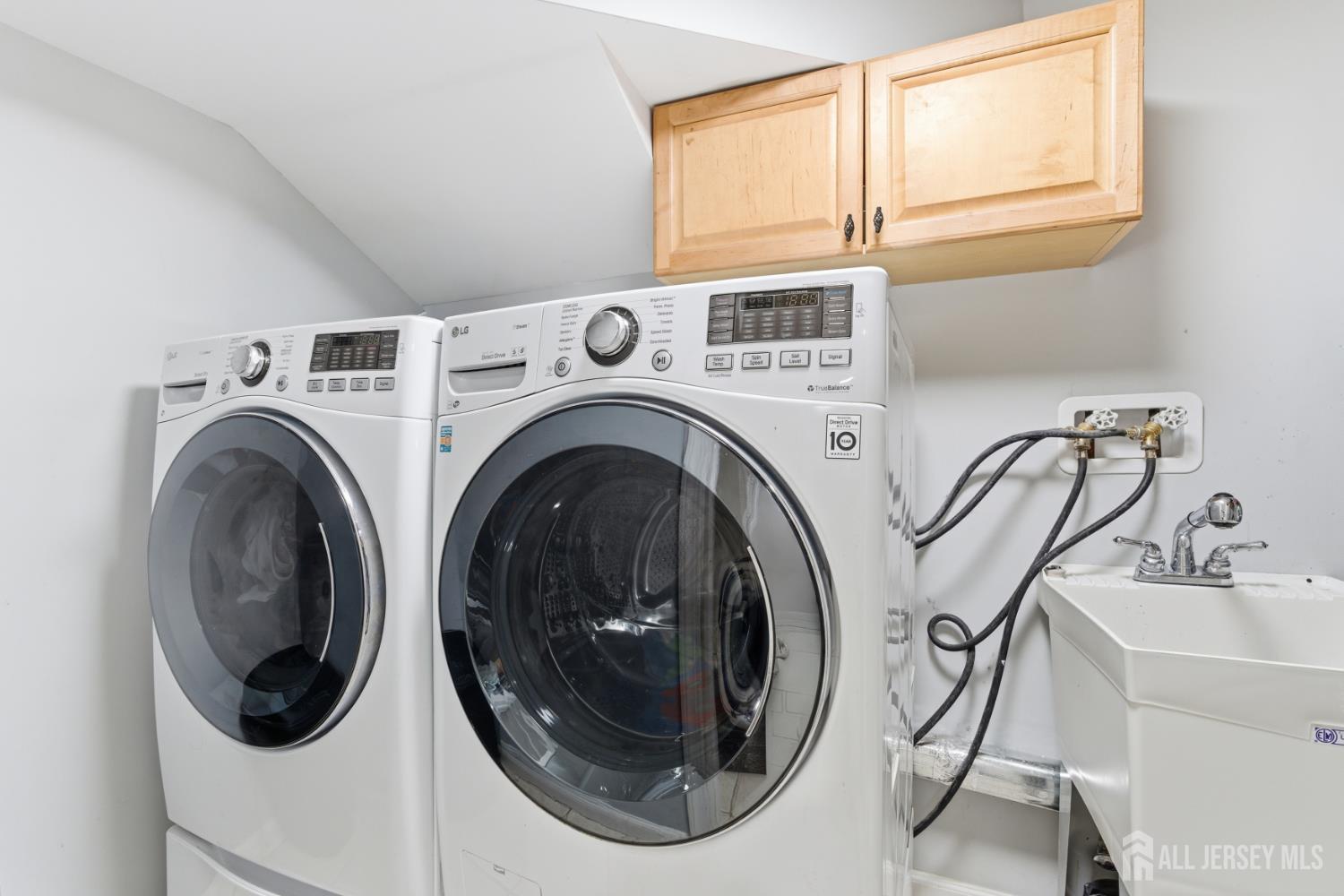 5 McKinley Street Edison, NJ 08820 - Photo 31 of 38 a utility room with dryer and washer