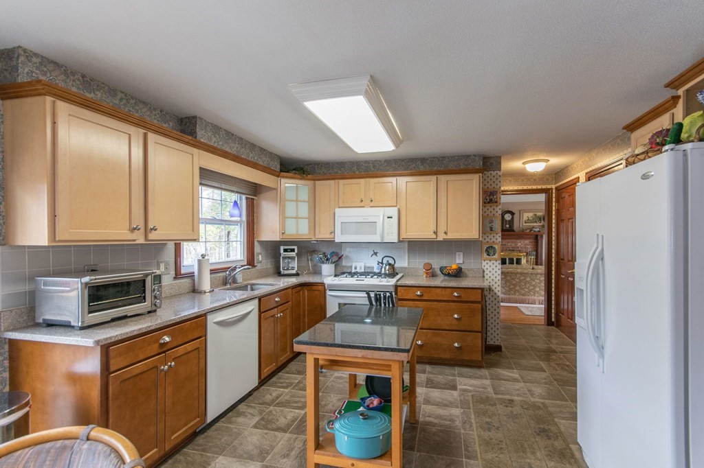 158 Edgewater Road Agawam, MA 01001 - Photo 3 of 41 Gallery Image 3