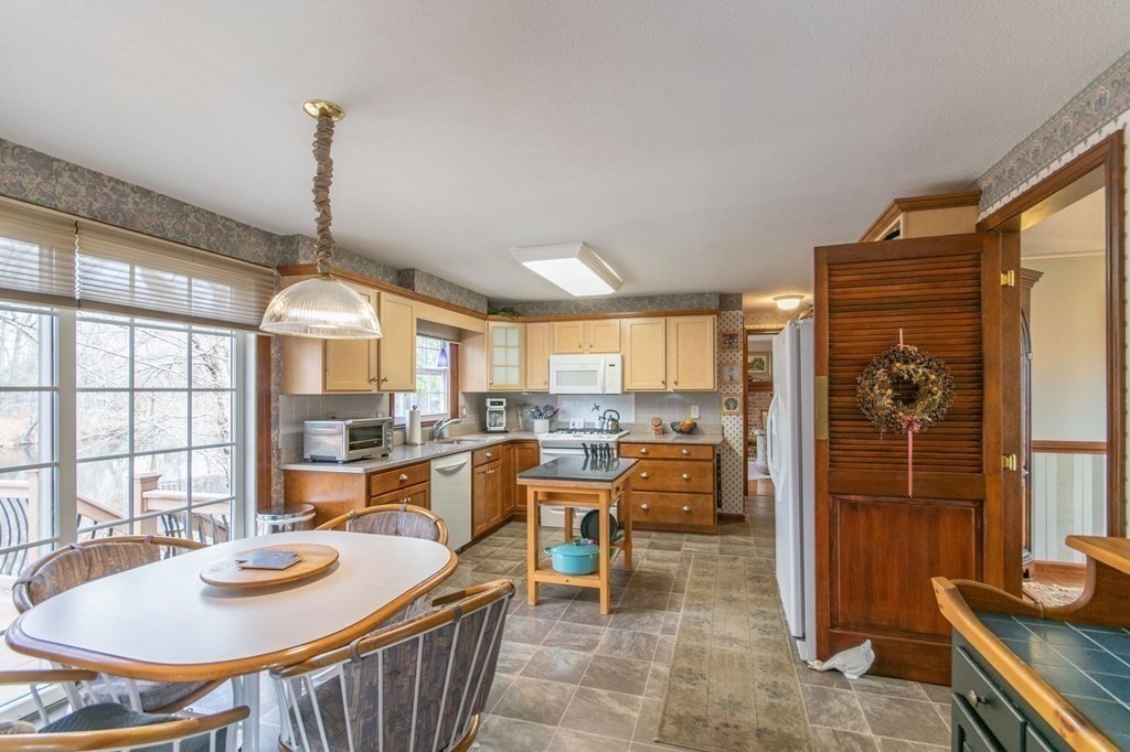 158 Edgewater Road Agawam, MA 01001 - Photo 6 of 41 Gallery Image 6