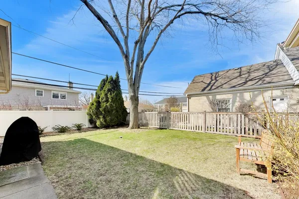 a view of a yard with a house
