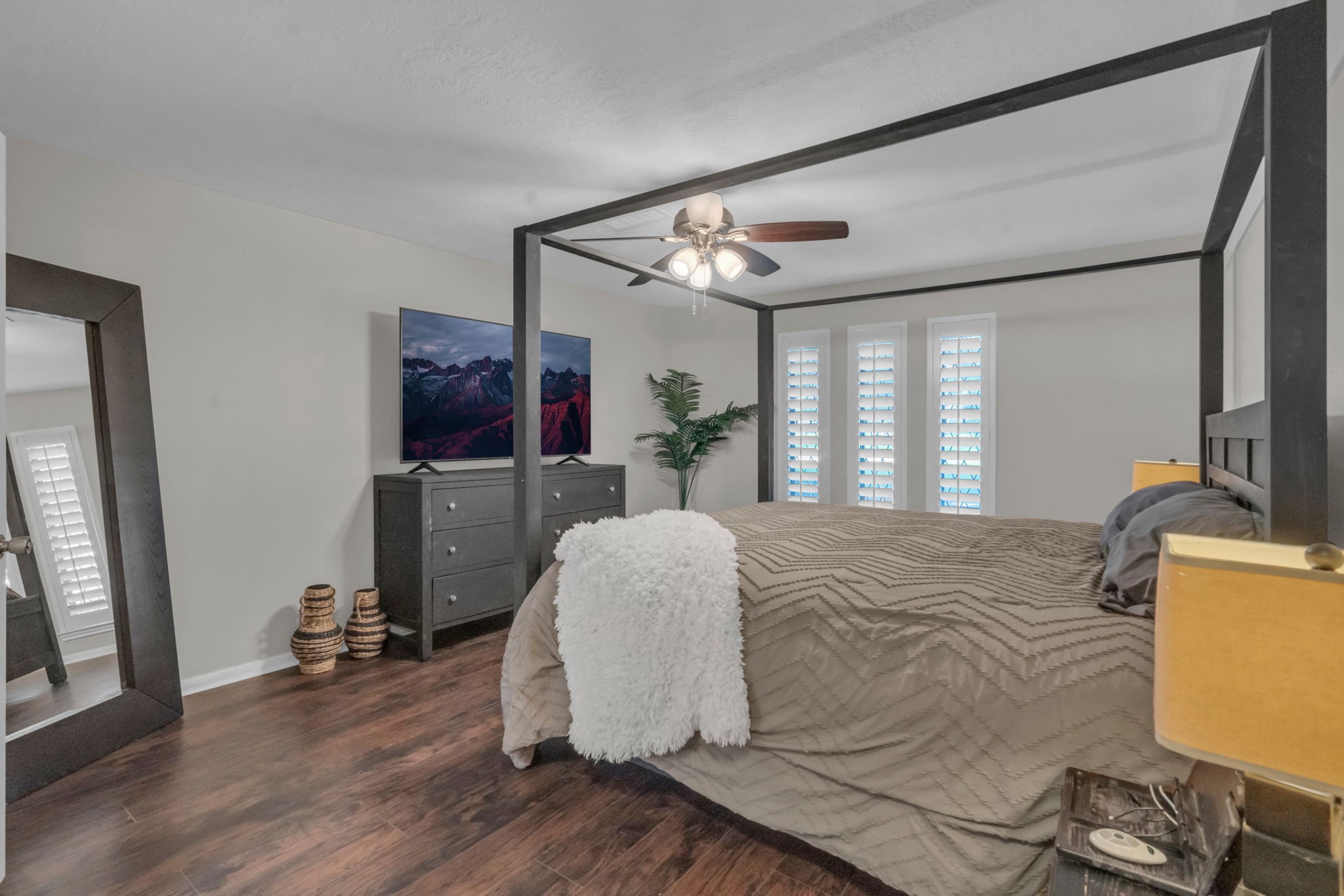 6514 Larkmount Drive Spring, TX 77389 - Photo 18 of 41 Conveniently located downstairs, the primary suite provides a peacful private retreat with natural lighting and ample space.