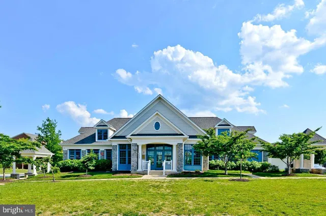 a view of house with garden