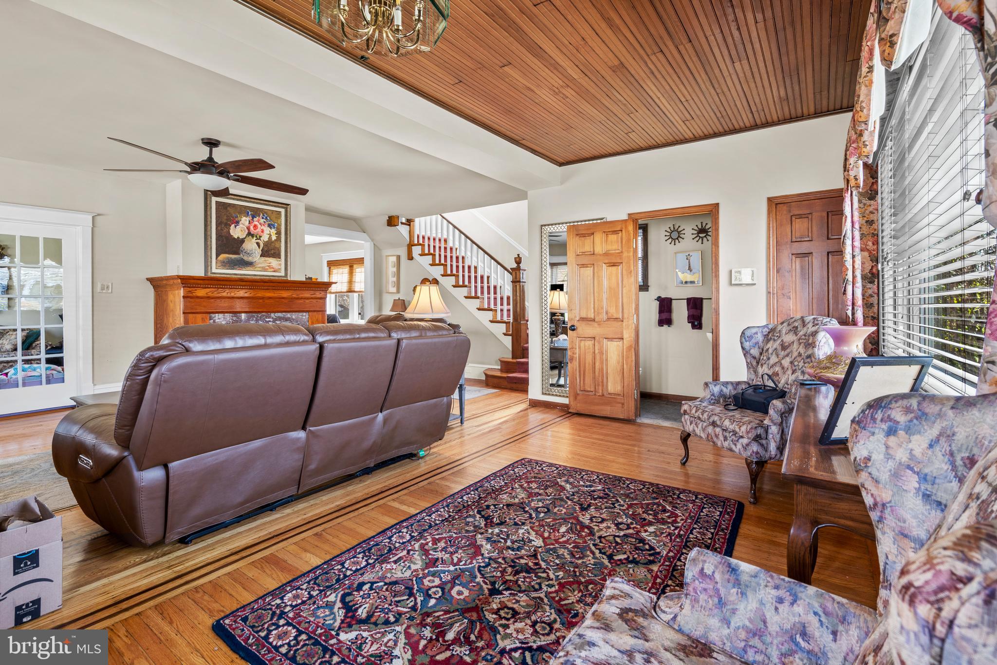 1901 Murray Street Philadelphia, PA 19115 - Photo 4 of 26 Powder Room / Foyer