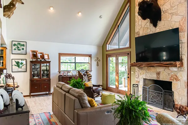 $1,645,000 | 320 Overland Trail West, Hunt, TX 78024